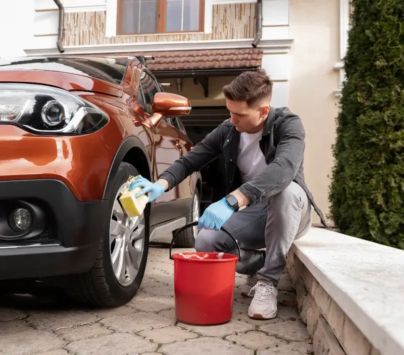 Lavage auto à domicile Saint-Georges-d'Hurtières : professionnel intervenant sur un véhicule